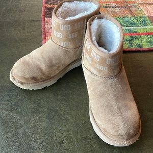 Girls UGG Boots - Classic Mini - Kids size 4